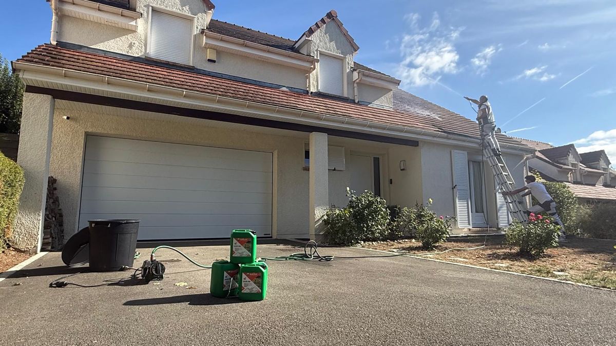 Travaux de nettoyage et traitement de toiture à Saint-Nom-la-Bretèche